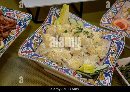 Salade de pommes de terre allemande traditionnelle avec concombre, oignon et mayonnaise. Banque D'Images