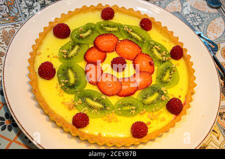 Gâteau de fruit avec des baies et autres fruits Banque D'Images