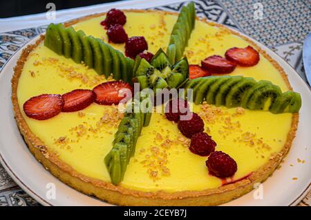 Gâteau de fruit avec des baies et autres fruits Banque D'Images