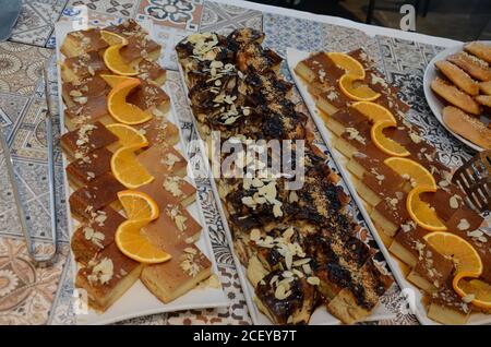 Tarte aux amandes Basbousa macro dans le plat sur la table. L'horizontale Banque D'Images