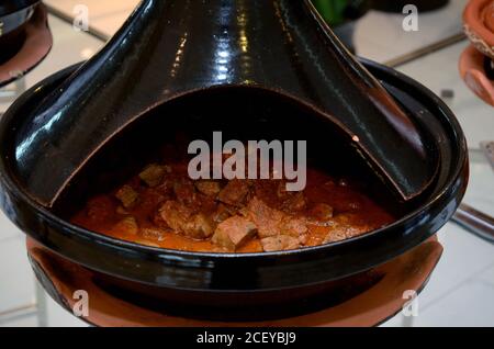 Tajine kebabs. Tagine marocain traditionnel Banque D'Images