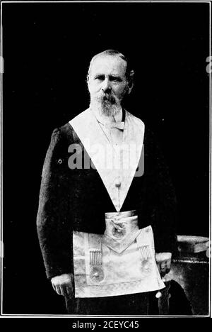 . Cérémonie à observer à la consécration de Fairfax Lodge, no.3255, sur le rouleau du Grand Lodge d'Angleterre, et l'installation du maître adorant désigné Thos. M. Woodhead ... le mercredi 16 octobre 1907, au Masonic Hall, Rawson Square, Bradford. Thos. M. Woodhead, P.M. 2669, P.P.G.W., maître de culte. M. John Harry Ives, 39 ans, Woolen Manufacturer, LaurelBank, Guiseley. Proposé par Bro. Jonathan Peate, trésorier. Appuyé par Bro. Benj. Shaw, S.W. ZU iSodge wiff fie tto^tb. Hymne de conclusion. Pendant le chant du dernier verset, les officiers de Grand et Prov. Grand L Banque D'Images