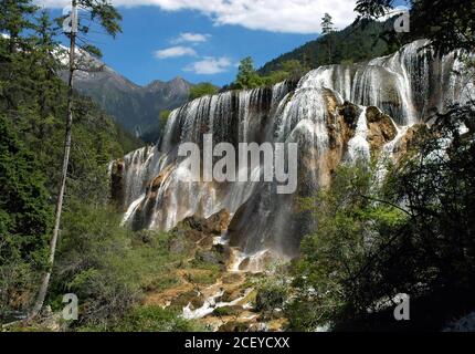 Juizhaigou (vallée de neuf villages) dans le Sichuan, en Chine. Vue sur la chute d'eau de Pearl Shoal. Banque D'Images