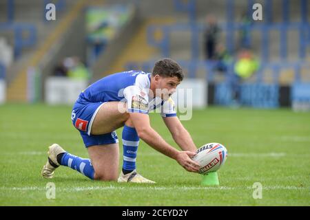 St Helens Lachlan Coote s'aligne sur la conversion. Banque D'Images