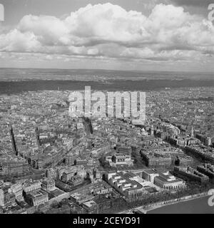 Les années 1950, vue historique depuis cette époque depuis la tour Eiffel, en face de Paris, en France, avec le célèbre Arc de Triomphe se détaant des bâtiments environnants au centre de l'image. Banque D'Images