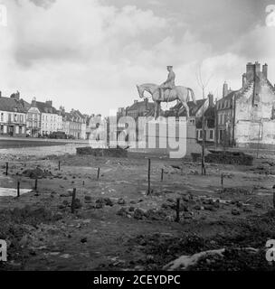 1950, historique, après la Seconde Guerre mondiale et une statue nouvellement érigée d'une célèbre figure militaire assise sur un cheval placé au milieu de la terre, des ruines et des bâtiments anciens sur la place de Montreuil-sur-Mer, France. La statue honore le héros militaire de la première Guerre mondiale le général Haig commandant des forces armées britanniques en France de 1915 à 1918. Une figure controversée, sa stratégie d'usure de guerre a conduit à un nombre énorme de victimes des troupes britanniques à la somme en 1916 et à la troisième bataille d'Ypress en 1917, mais en affaiblissant l'armée allemande, on peut dire qu'elles ont finalement contribué à leur défaite en 1918. Banque D'Images