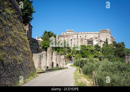 Magnifique village de Sermoneta avec de vieilles colonnes ruinées, des maisons médiévales et le célèbre château de Caetani au sommet de la colline. Landsca italien traditionnel Banque D'Images