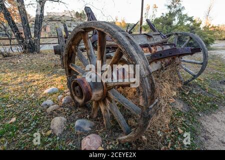 Les restes d'un vieux wagon de ranch pionnier en bois des années 1800. Ruines de saumon, Bloomfield, Nouveau-Mexique. Banque D'Images