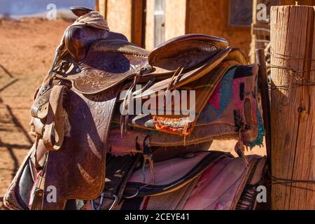 Une pile de selles de style occidental pour l'équitation dans le parc tribal Monument Valley Navajo dans le nord de l'Arizona. Banque D'Images