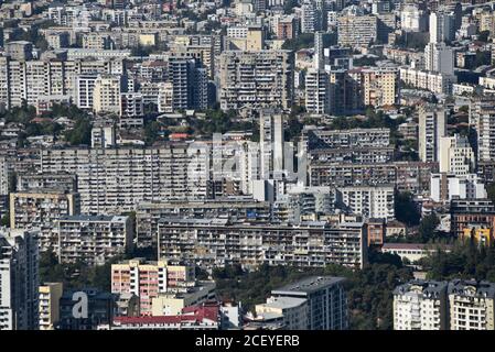 Tbilissi : vue panoramique sur les bâtiments monobloc, depuis la montagne Mtatsminda. République de Géorgie Banque D'Images