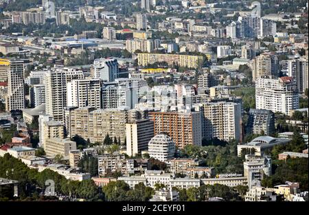 Tbilissi : vue panoramique sur les bâtiments monobloc, depuis la montagne Mtatsminda. République de Géorgie Banque D'Images