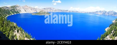 Voir l'Assistant d'île et le lac du cratère. Crater Lake National Park, Oregon, United States. Banque D'Images