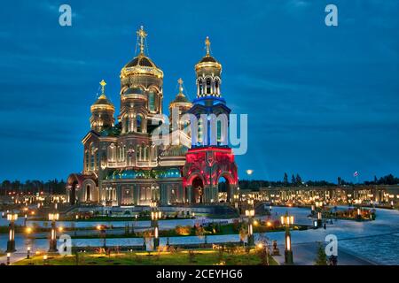 = Cathédrale de Résurrection au crépuscule avec les couleurs du drapeau national = vue d'ensemble la cathédrale principale des forces armées russes En l'honneur de la résurrection Banque D'Images