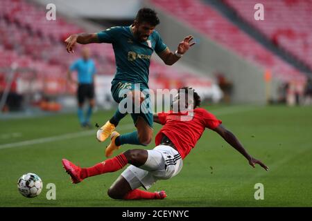 Lisbonne, Portugal. 2 septembre 2020. Ricardo Esgaio de SC Braga (L) vies avec Nuno Tavares de SL Benfica lors du match de football amical d'avant-saison entre SL Benfica et SC Braga au stade Luz à Lisbonne, Portugal, le 2 septembre 2020. Crédit : Pedro Fiuza/ZUMA Wire/Alay Live News Banque D'Images