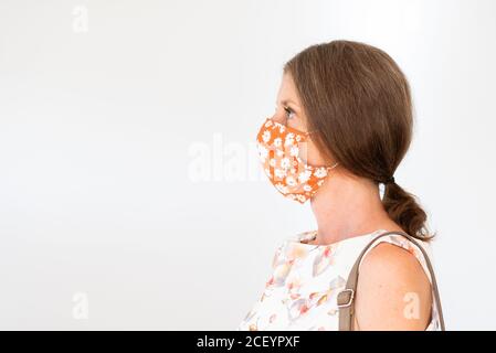 femme portant un masque en tissu de mode Banque D'Images