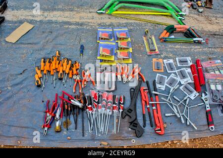 Zrenjanin, Serbie, 10 novembre 2015. Anciens outils, clés, tournevis, pinces, compteurs, câbles et bien plus encore. Ce marché est toujours bien visité. Banque D'Images