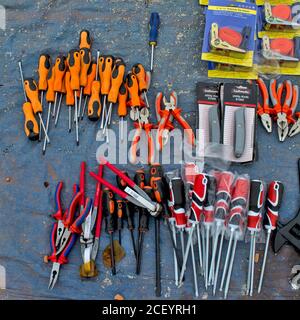 Zrenjanin, Serbie, 10 novembre 2015. Anciens outils, clés, tournevis, pinces, compteurs, et bien plus encore. Ce marché est toujours bien visité. Banque D'Images