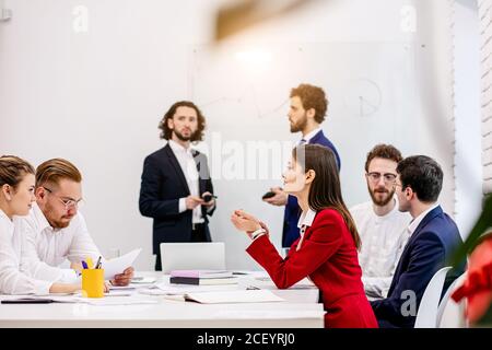 jeunes chefs d'entreprise au bureau, coworking, entrepreneurs en tenue formelle se sont réunis pour discuter de projet conjoint Banque D'Images