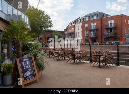 Maidenhead, Berkshire, Royaume-Uni. 1er septembre 2020. Pas de repas à l'extérieur pour les clients dans ce café au bord de la rivière de Maidenhead aujourd'hui. Crédit : Maureen McLean/Alay Banque D'Images