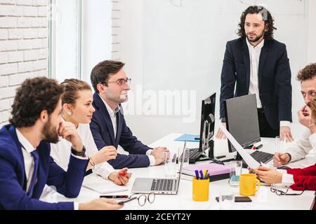 jeunes chefs d'entreprise au bureau, coworking, entrepreneurs en tenue formelle se sont réunis pour discuter de projet conjoint Banque D'Images