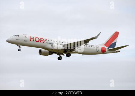 NEWCASTLE UPON TYNE, Royaume-Uni 5 AOÛT 2020 un Embraer 190 d'Air France DÉBARQUE à l'aéroport de Newcastle le 5 août (Credit: Robert Smith | MI News) Banque D'Images