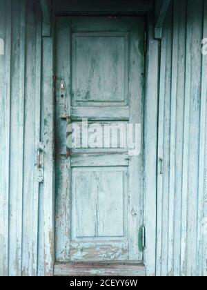 Détail des portes de cabine de village en bois turquoise Banque D'Images