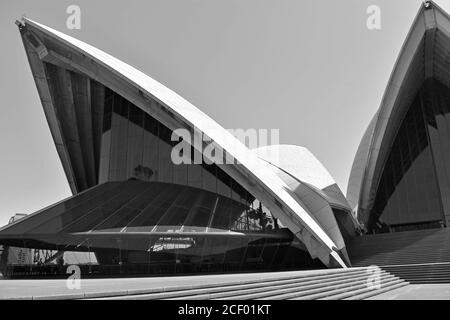 Une image abstraite en noir et blanc de l'Opéra de Sydney. Les angles spectaculaires de la voile comme la ligne de toit s'élèvent contre un ciel clair. Australie Banque D'Images