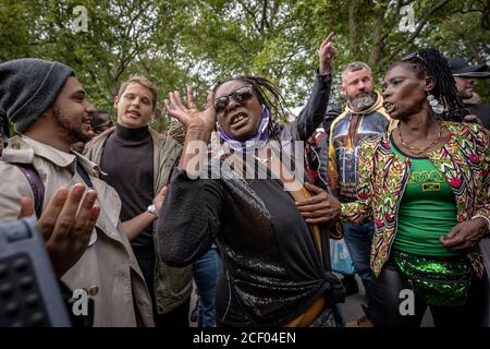 Les activistes de Black Lives Matters (photo) affrontent les supporters féministes de Standing for Women dans Speakers’ Corner, Hyde Park, Londres, Royaume-Uni. Banque D'Images