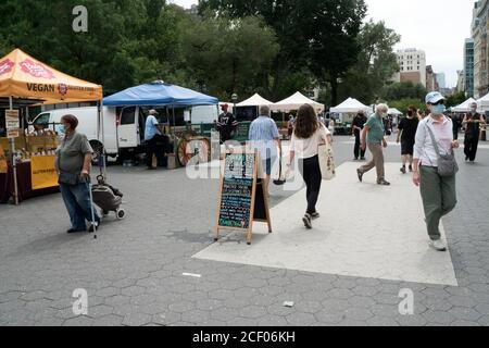 Le marché agricole de Union Square, un lundi vers la fin de l’été, était beaucoup moins peuplé qu’il ne l’aurait été avant la pandémie de Covid-19. Banque D'Images