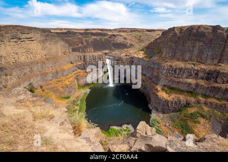 La cascade, le lac, le canyon et la gorge du parc national de Palouse Falls dans le comté de Franklin, Washington, États-Unis Banque D'Images