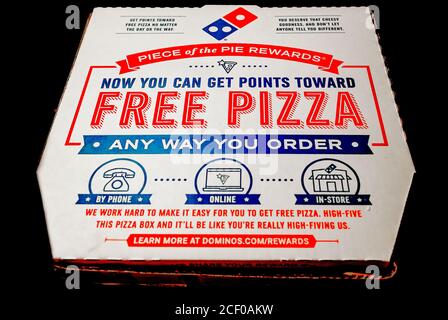 Une boîte à pizza Domino's de taille moyenne est photographiée fermée sur une table, le 30 août 2020, à Hammond, en Louisiane. Banque D'Images