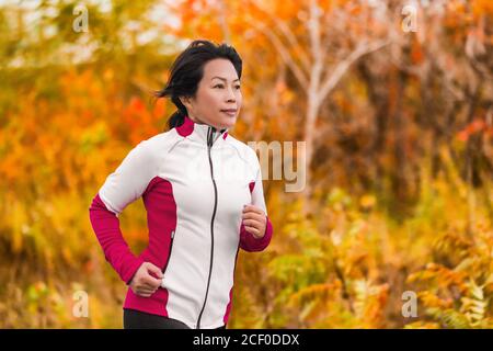 Femme asiatique active d'âge moyen en plein air Banque D'Images