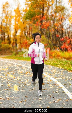Une femme asiatique mûre et saine d'âge moyen fait du jogging Banque D'Images