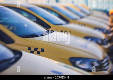 Vue sur le parking de taxis jaunes avec voitures jaunes debout, jeu de taxis dans les rues, station de taxis Banque D'Images