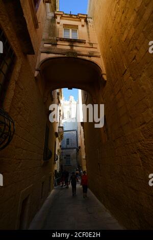 Promenade dans les vieilles rues étroites de Mdina, Malte. Banque D'Images