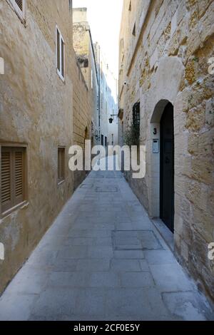 Promenade dans les vieilles rues étroites de Mdina, Malte. Banque D'Images