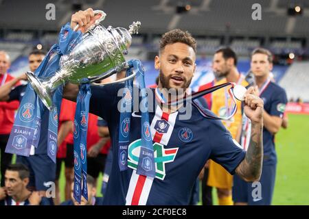 Paris, France. 24 juillet 2020. Neymar Jr de Paris Saint-Germain célèbre avec le trophée après avoir remporté le match final de la coupe française entre SAINT-Etienne et Paris Saint Germain au Stade de France à Saint-Denis, en dehors de Paris, France, le 24 juillet 2020. Trois joueurs de Paris Saint-Germain ont été testés positifs pour le COVID-19, comme l'ont confirmé mardi les géants de la Ligue 1. Le quotidien sportif français l'Equipe a plus tard rapporté que les trois joueurs sont Neymar et le duo argentin Angel Di Maria et Leandro Paredes. Crédit : Jack Chan/Xinhua/Alay Live News Banque D'Images