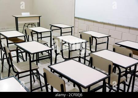 plusieurs tables et chaises dans la salle de classe dans un vide école sans élèves Banque D'Images