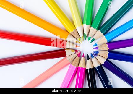 Crayons de couleur en bois dans l'arrangement en couleurs de roue de couleur sur arrière-plan blanc Banque D'Images