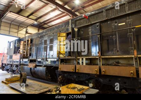 La locomotive électrique diesel 358 de type SD9 de l'ancienne route Nickel plate subit une restauration à l'atelier de la fort Wayne Railroad Historical Society. Banque D'Images