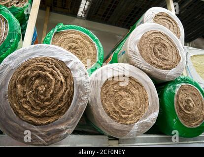 Des rouleaux de laine minérale se trouvent sur le support Banque D'Images