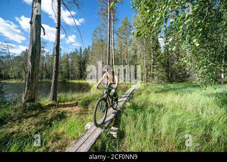 VTT dans le parc national d'Hossa, Finlande Banque D'Images