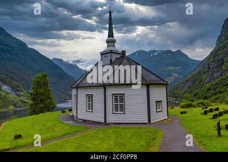 Église de Geiranger, sur une colline surplombant le fjord de Geiranger, Norvège. L'église blanche en bois a été construite dans un style octogonal en 1842. Banque D'Images