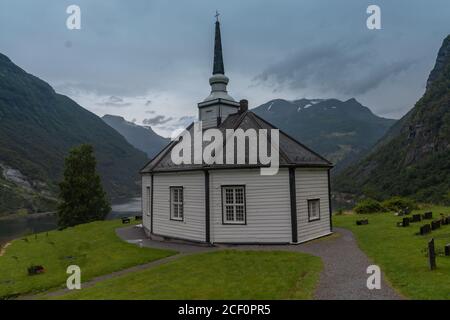 Église de Geiranger, sur une colline surplombant le fjord de Geiranger, Norvège. L'église blanche en bois a été construite dans un style octogonal en 1842. Banque D'Images