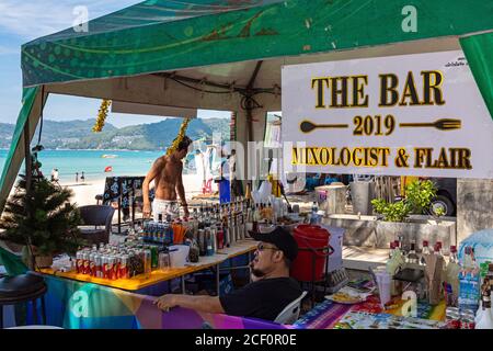 Bar de plage sur le sable à Patong, Phuket, Thaïlande