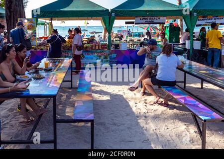 Bar touristique sur la plage de Patong, Phuket, Thaïlande