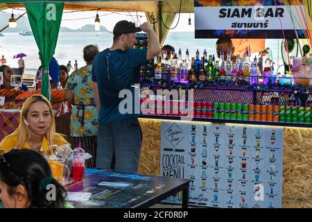 Bar touristique sur la plage de Patong, Phuket, Thaïlande