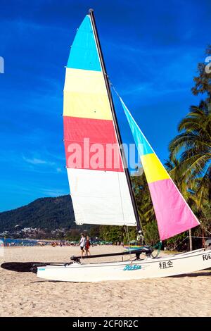 Location de bateau à voile sur la plage de Patong, Phuket, Thaïlande Banque D'Images