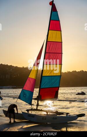 Location de bateau à voile sur la plage de Patong, Phuket, Thaïlande Banque D'Images