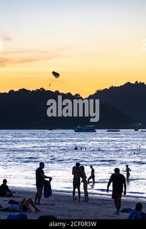 Parapente sur la mer d'Andaman au coucher du soleil, Patong, Phuket, Thaïlande Banque D'Images